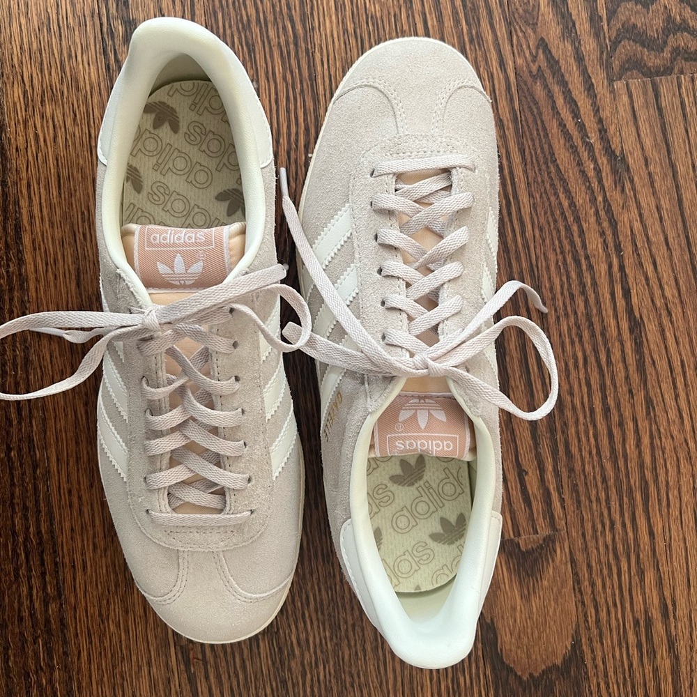 adidas Originals Cream White Sneakers Sleek Design - Picture 2 of 6